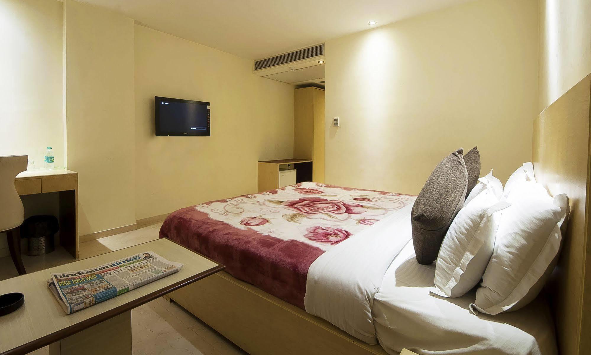 Mayur Hotel Нью-Дели Экстерьер фото