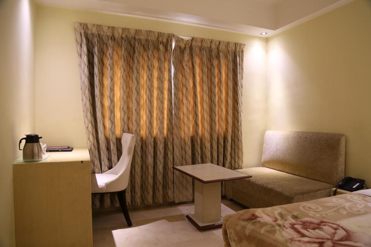 Mayur Hotel Нью-Дели Экстерьер фото